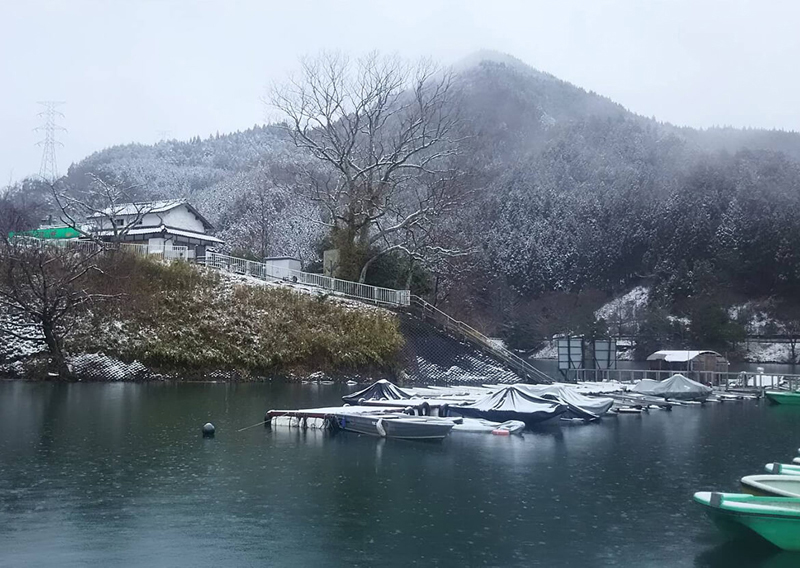 13_生野銀山湖　雪化粧