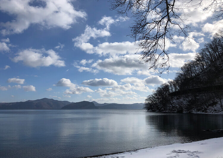 12_　穏やかな湖面の青森・十和田湖