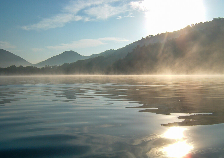 12_　朝の湖