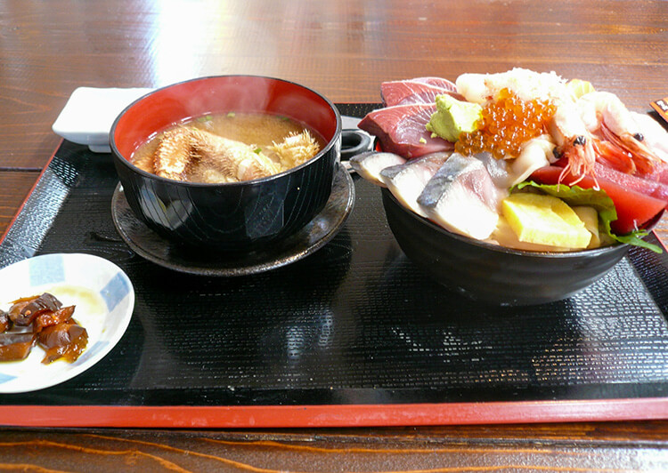 うおきん海鮮丼とカニ汁