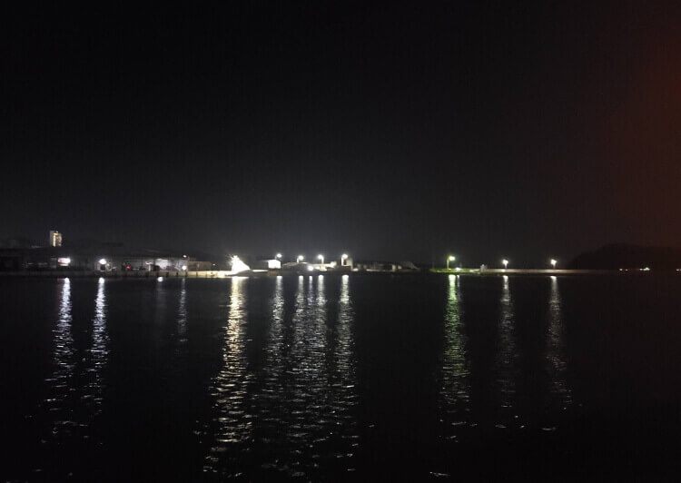 16_　夜の海面