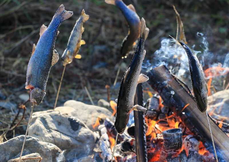 08_ 炭火で焼く魚