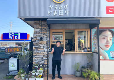 08_ 店舗前にて
