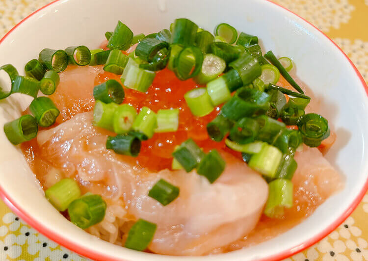 ニジマスとイクラの贅沢丼