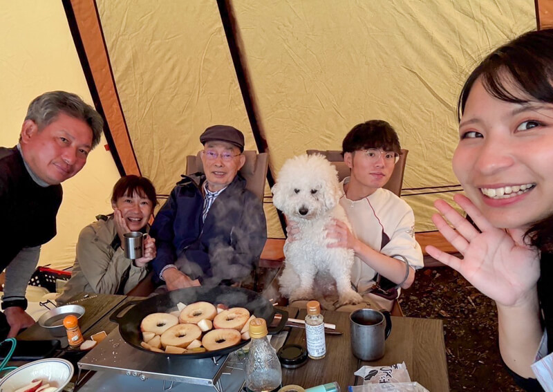 14_ 家族でリンゴ焼き