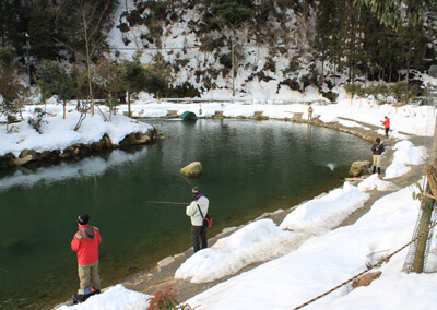 06_　雪の管理釣り場