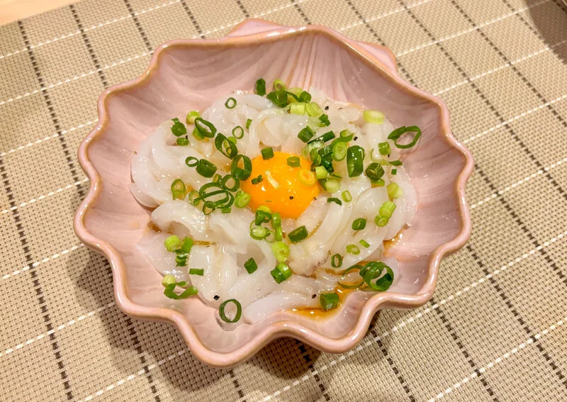 ケンサキイカのごま油と塩和えの卵黄乗せ