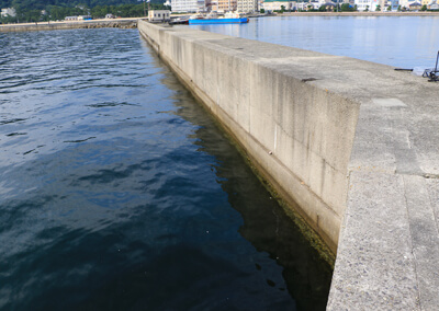 03_　風を避けやすい港内の角