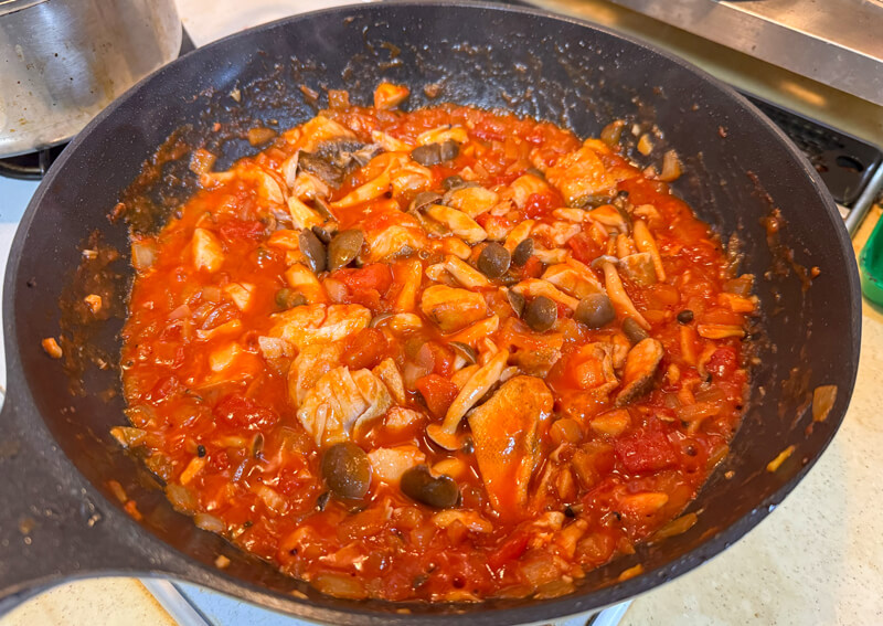 07_　マダラとキノコのトマト煮