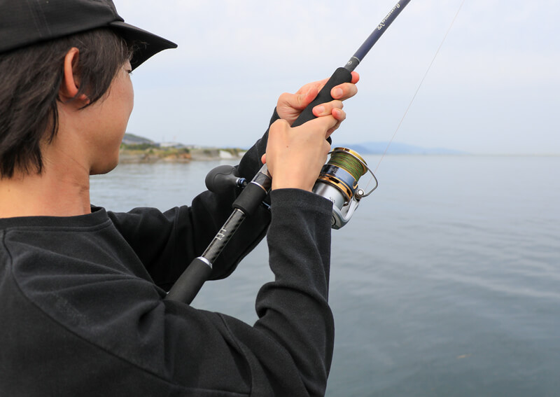 04_ 釣りシーン(魚とのやり取り後ろ姿寄り)
